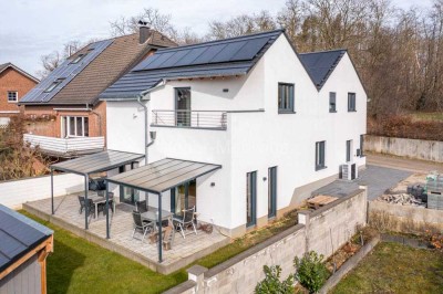 Energieeffizientes 2-Familienhaus Baujahr 2023 (KfW 55, PVA mit Speicher, Wallbox, Garage, Carport)