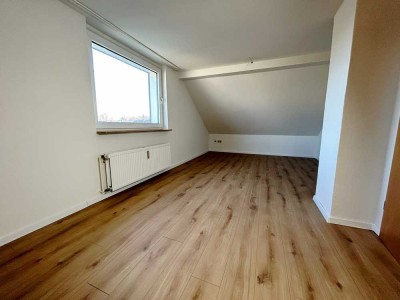 Frisch renovierte Dachgeschosswohnung – Ideal für Singles und Paare