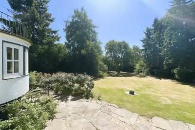 Großzügige Villa zum Renovieren mit parkähnlichem Grundstück