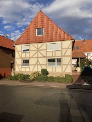 umfangreich modernisiertes Zweifamilien-Haus mit schönem Garten