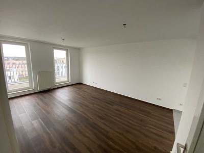 Befristet vermietet: Renovierte, helle 2 Zimmer-Penthouse-Wohnung mit neuer EBK und Terrasse