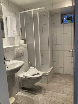 Helle, möblierte 1,5 Zimmer Souterrain Wohnung