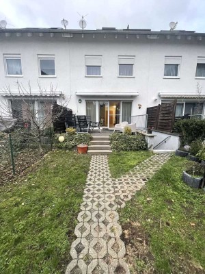**Einfamilienhaus mit Garten und Stellplatz nähe S-Bahn**