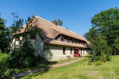 Reetdachhaus am See mit Potential inkl. Ferienwohnung, Stallungen, Weide und Wald