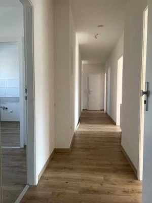 Platz für die ganze Familie ! Helle-4-Zimmer-Wohnung mit Balkon