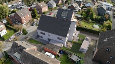 Doppelhaushälfte mit Wärmepumpe, Garten & Stellplätzen - hochwertige Ausstattung!