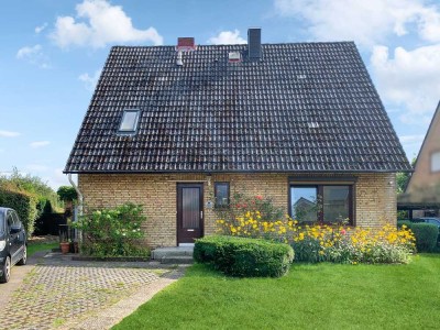 Ein- bis Zweifamilienhaus in Reinfeld, 7 Zimmer, ca. 120 m² Wohnfläche, Vollkeller und Garage