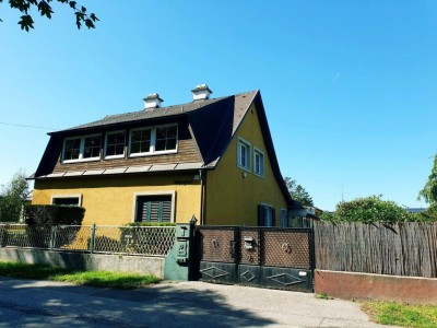 Einfamilienhaus mit Nebengebäude + großem Grundstück!