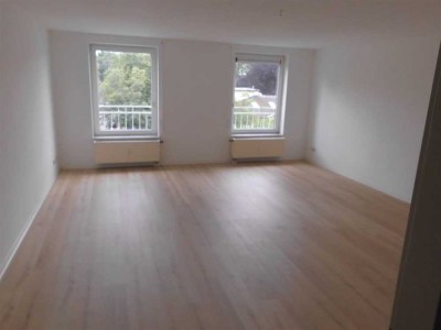 Großzügige 1-Zimmer mit Laminat, Stellplatz, möbl. Küche und Aufzug in guter Lage!
