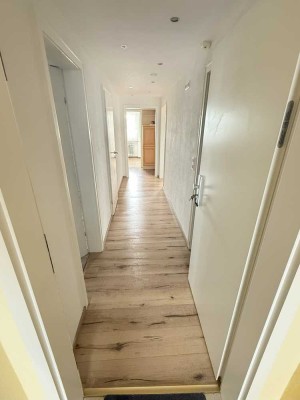 Lichtdurchflutete und charmante Dachgeschosswohnung mit eigenem Garten in ruhiger Spielstraße