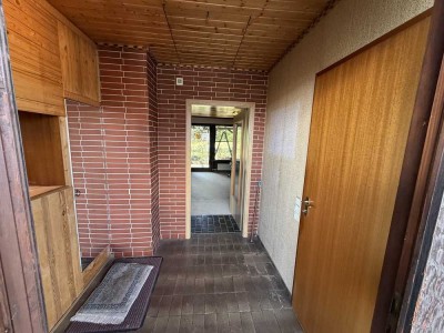Modernisierungsfähiger Bungalow mit Wärmepumpe, ca. 135 m² Wohnfläche und großem Gartenparadies