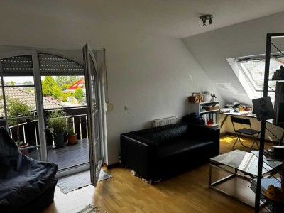 Gepflegte DG-Wohnung mit drei Zimmern sowie 2 Balkonen und Einbauküche in Lorsch