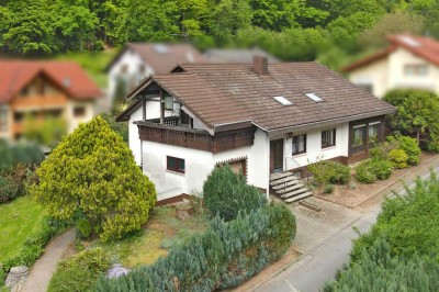 Doppelter Nutzen: Familienidylle mit Mieteinnahmen – Einfamilienhaus mit Potenzial im Überwald
