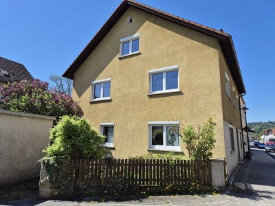 Teilsaniertes Wohnhaus für die große Familie im Ortsbereich von Steinwiesen