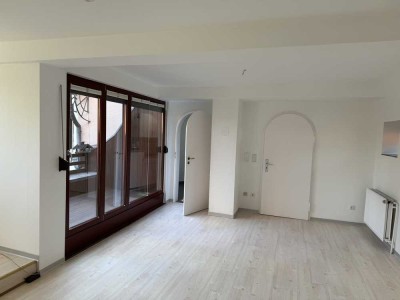 Schöne und vollständig renovierte 2-Zimmer-DG-Wohnung mit Einbauküche in Duderstadt