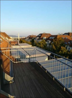 Helle 2-Zimmer-Dachgeschosswohnung mit Dachterrasse