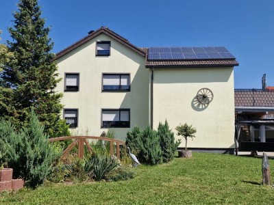 Gepflegtes Zweifamilienhaus mit großzügigem Garten, PV-Anlage in Steinheim am Albuch