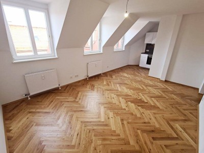 DACHGESCHOSS! MQ-Nähe, sonnige 95 m2 Maisonette mit Terrasse, Wohnküche, 2 Zimmer, 2er-WG-geeignet, Galerie, Burggasse