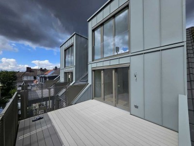 Dachterrassentraum: Maisonette-Erstbezug mit Einbauküche und Topausstattung