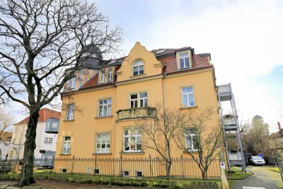 Bezugsfreie 3 Zimmer Dachgeschosswohnung mit Dachterrasse, Einbauküche und Einbaumöbeln