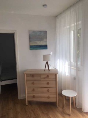 Exklusive, gepflegte 2-Zimmer-Wohnung, Südseite, komplett möbliert mit Balkon und EBK in Gilching