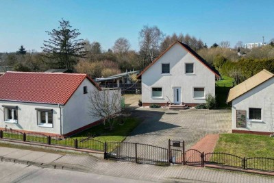 Zögern Sie nicht: Modernisiertes Einfamilienhaus mit Gästehaus und großen Garten