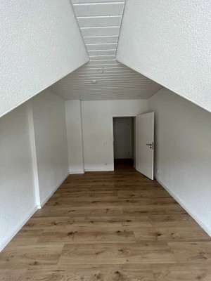 Schöne 4,5 Zimmer Dachgeschosswohnung in ruhiger Seitenstraße