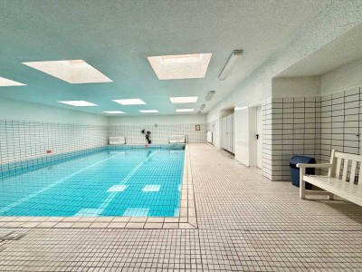 Elegante 3-Zimmerwohnung mit Einbauküche, 2 Balkonen, Schwimmbad und Tiefgarage