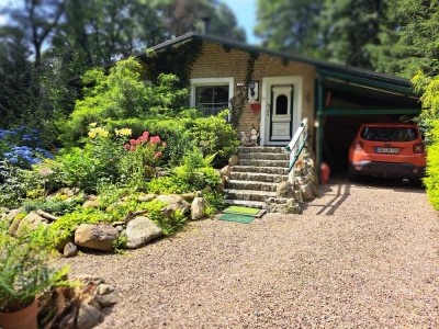 Wohnhaus mit schönem Garten