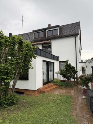 Großzügige Wohnung mit Kachelofen und Garten