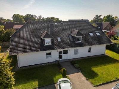 Geestland - Langen // Stilvolle Dachgeschosswohnung mit Designküche und Balkon
