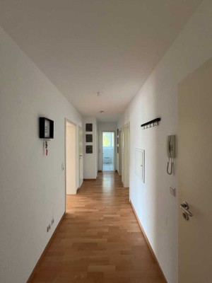Attraktive freundliche 3-Zimmer-Wohnung mit Balkon - Südausrichtung