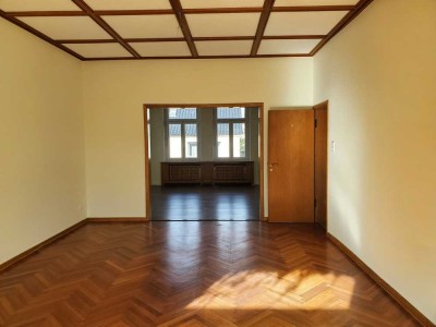 Großzügige, lichtdurchflutete 4-Zi.-Whg. in Stil-Altbau