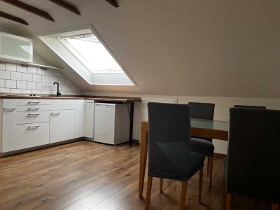 Teilmöblierte 1,5-DG-Wohnung mit Tageslichtbad und Küchenzeile - ideal für Einzelperson