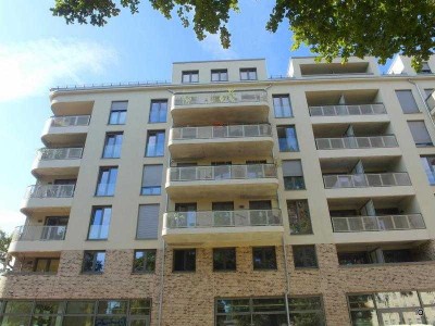 Bischofsplatz: Sehr schöne 3-Zimmer-Wohnung mit großem Balkon, Parkettboden und schicker Einbauküche