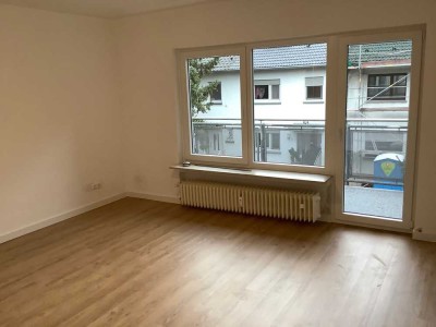 Sanierte 2-Raum-Wohung mit Südbalkon und EBK