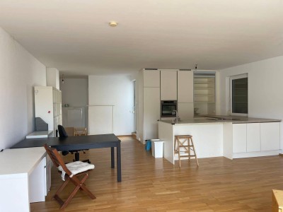 Freundliche 2-Raum-Penthouse-Wohnung mit EBK und Balkon in Linz
