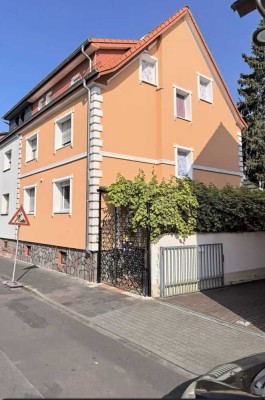 Mehrfamilienhaus mit 3 Parteien, Garten, Garage & solider Rendite in Offenbach am Main