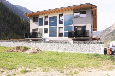 UMHAUSEN: Attraktives Mehrfamilienhaus mit drei Wohneinheiten