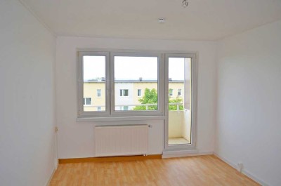 2-Raum-Wohnung mit Balkon und Badewanne! Bezug ab 01.04.25 möglich!