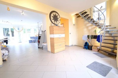 Tolles Einfamilienhaus mit großem Garten und vielen PKW-Stellplätzen