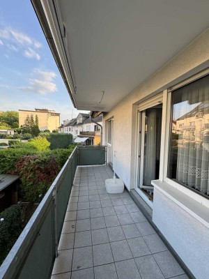 Exklusive, gepflegte 3-Zimmer-Wohnung mit Balkon und Einbauküche in Köln Urbach