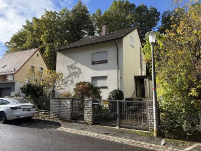 Geräumiges Einfamilienhaus im Dornröschenschlaf sucht neuen Besitzer – Ruhige Lage in Roßtal