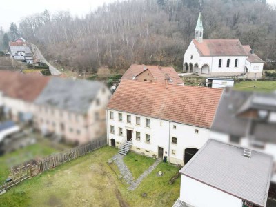 Sanierungsbedürftiges Einfamilienhaus mit großer Scheune für Wohnwagen etc.!
