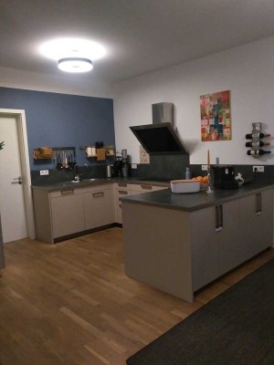 Stilvolle, sanierte 4-Zimmer Altbau-Wohnung mit Balkon, Einbauküche Nähe Stadtpark, frisch renoviert