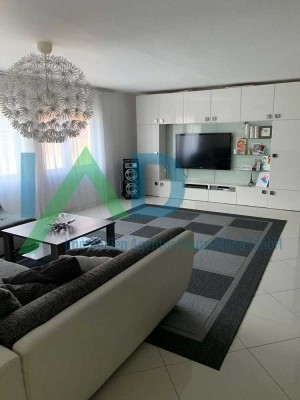 Zwei Häuser mit Gewerbe, großem Grundstück und Wald