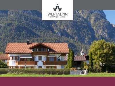 Besondere 4-Zimmer-Dachgeschosswohnung mit drei Balkonen und Bergblick