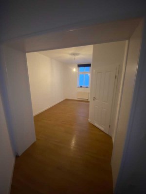 **Besichtigung: Sa., 21.12. um 12:10 Uhr** Erdgeschoss-Wohnung im idyllische Denkmal!