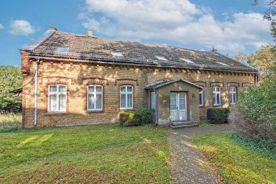 Ehemaliges Pfarrgehöft bestehend aus Pfarrhaus, Scheune und Stallungen - leerstehend
