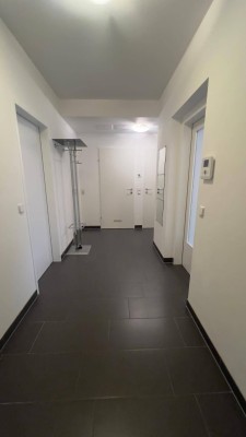Zentrale 3-Zimmer Wohnung mit 2 x Balkon &amp; 2 x Parkplatz zu vermieten // WG geeignet